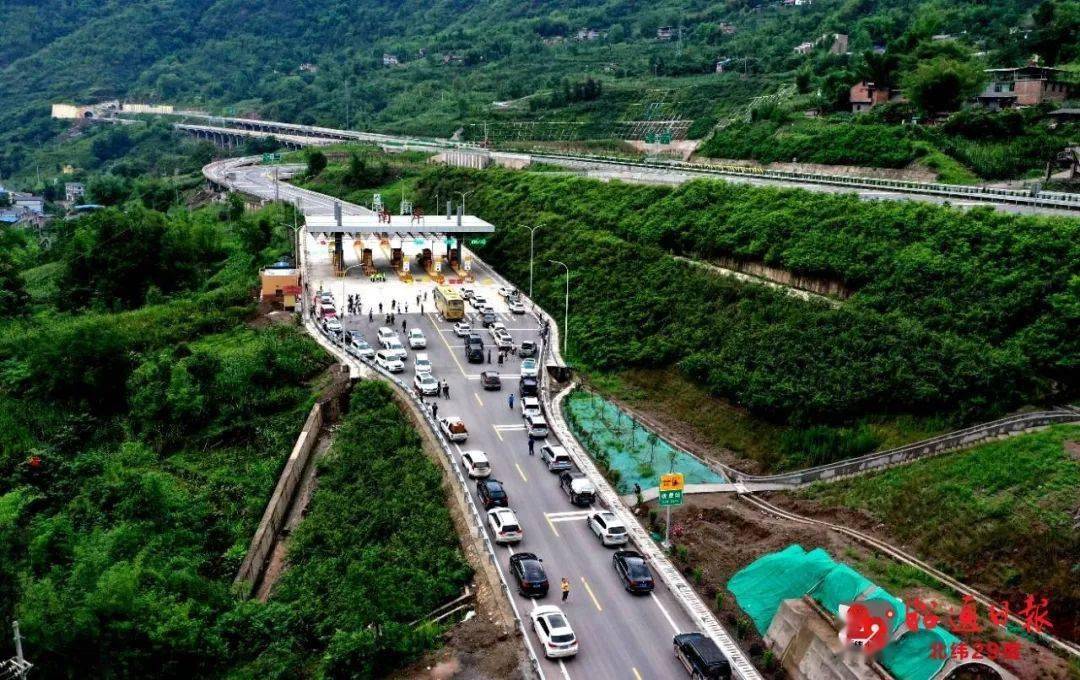 作为乌蒙山下绥江南岸长江东转之处,连接滇川两岸的串新高速公路的