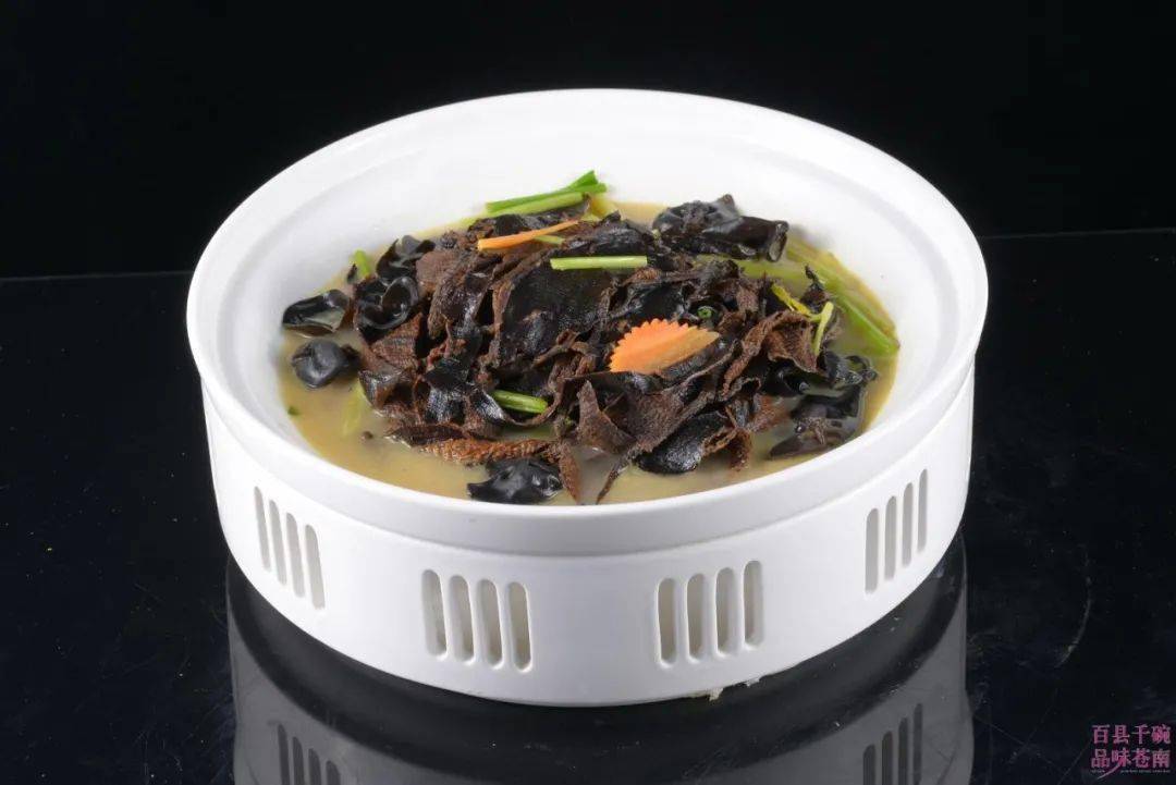 姜酒海蜇血发菜丸是用发菜跟猪肉等食材制作的一种特色小吃,因谐音