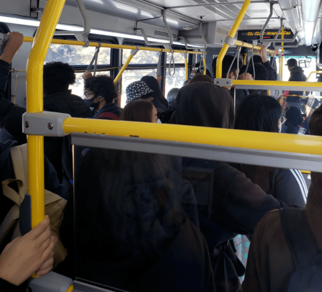 多伦多网友照片曝光公交车人挤人ttc回应嫌挤就下车