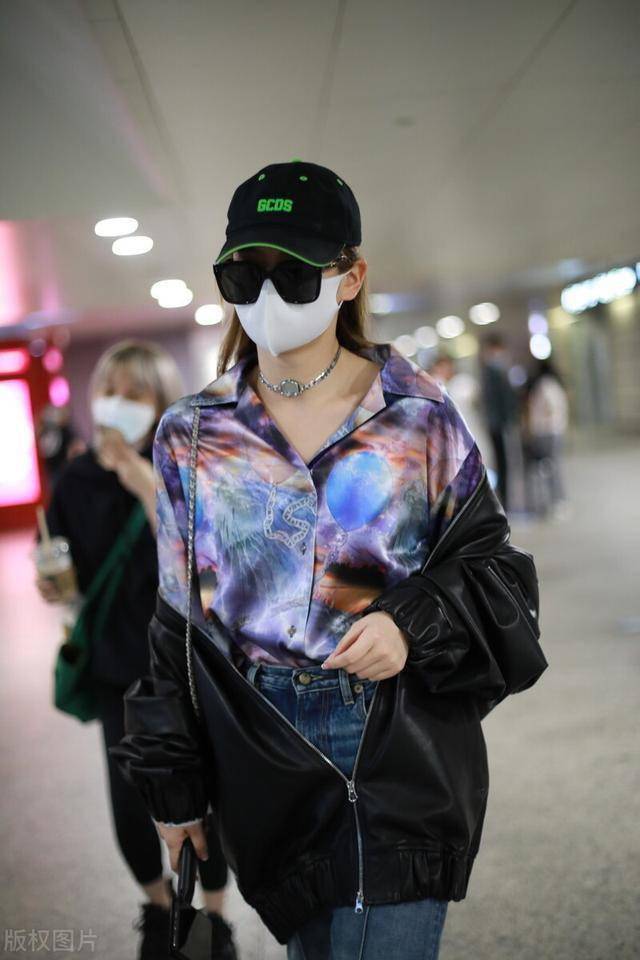 独家街拍戚薇外套半脱十分诱人秀出完美锁骨惹人羡慕