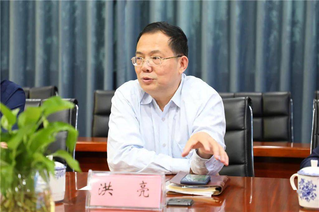 本次会议由共同体组长单位园区星海小学校长洪亮主持,他简要阐述了本