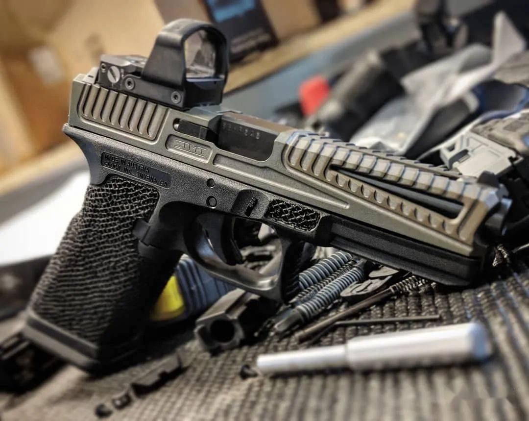 极致美学使用statement防御公司滑套拼装的格洛克手枪美图