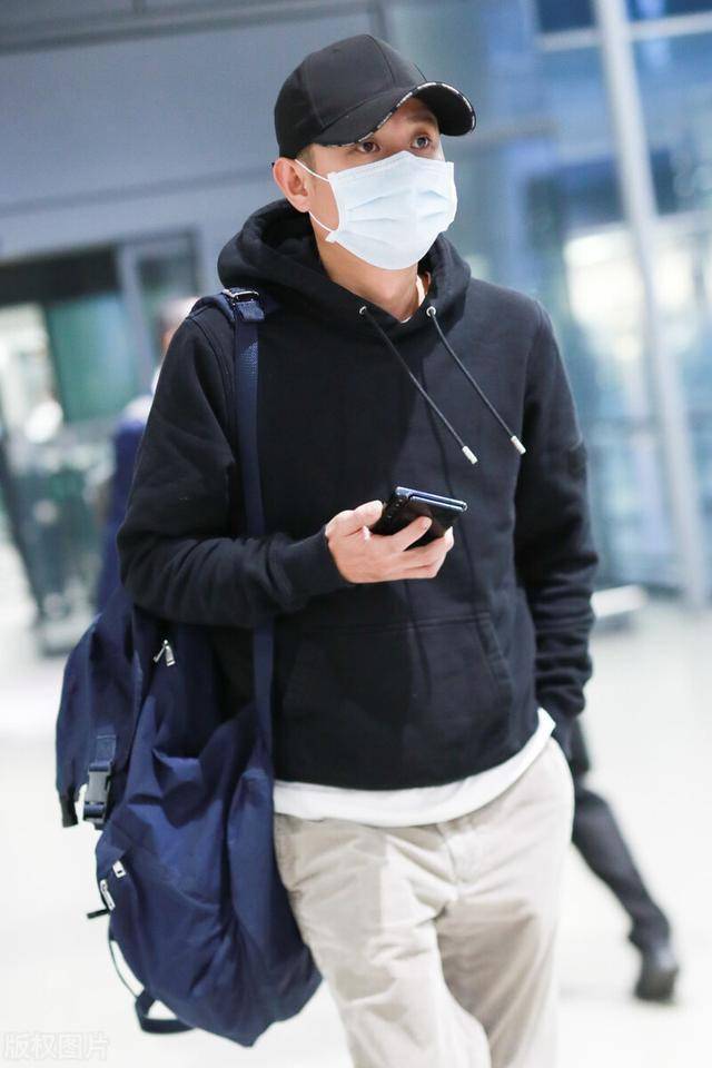 文章久违低调现身,一路机不离手行色匆匆