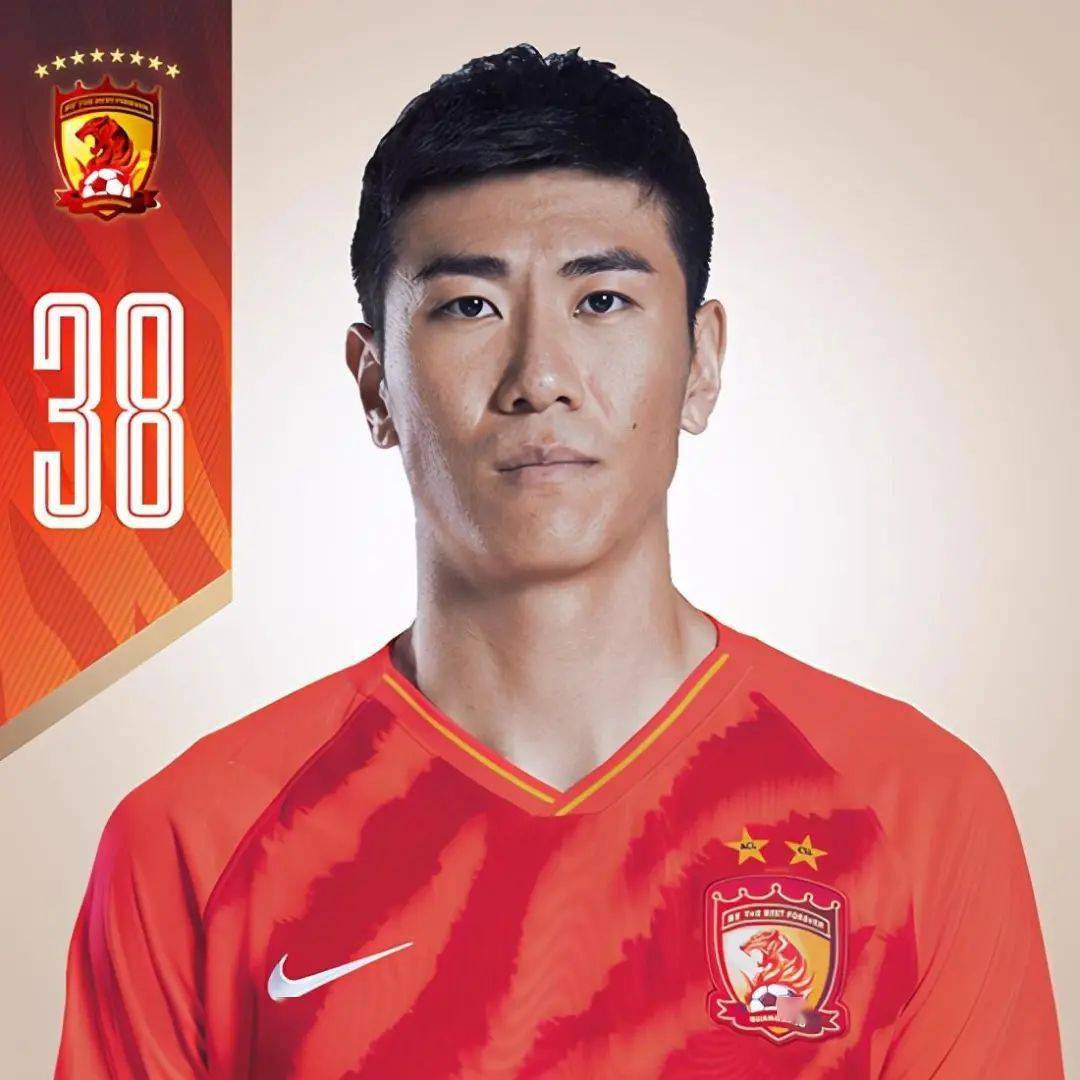 25岁前国脚年薪1200万,赛季0出场,背着受伤队友回更衣室_刘奕鸣