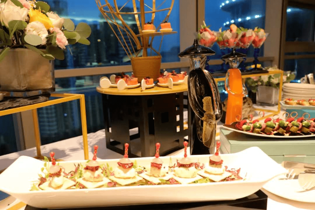 04漫漫长夜悦享微醺-鸡尾酒会菜单-烟熏三文鱼卷牛油果小番茄芒果大虾