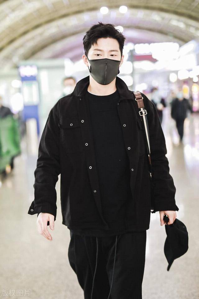 窦骁帅气造型现身成都短发造型干净清爽