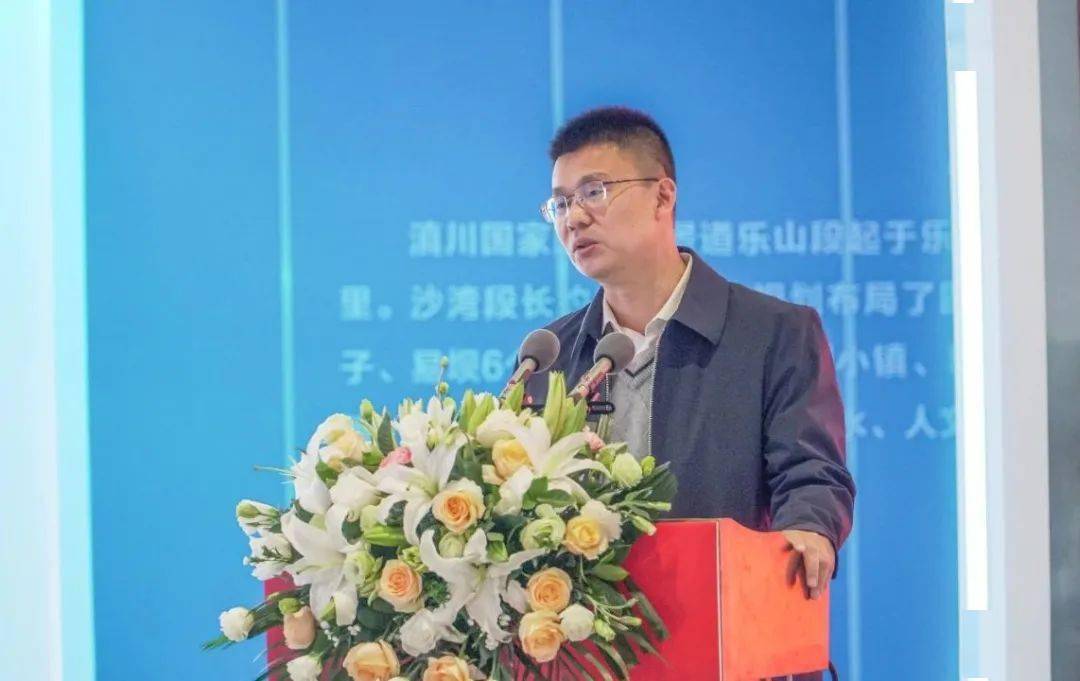 乐山市教育局局长成定彬,沙湾区委书记袁仕伦,副区长袁洪出席仪式