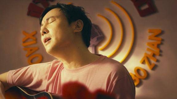 夏洛特烦恼夏洛为秋雅唱歌这首歌曲还是抄许巍的曾经的你