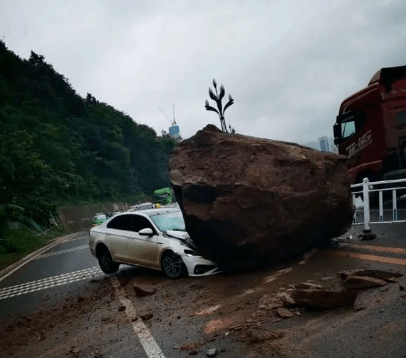 提醒广大驾驶员:最近阴雨天气多,山体土壤饱和度高,容易发生山体滑坡