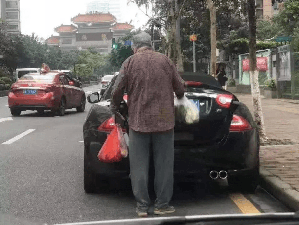 广东包租公7栋房收租60万却说生活没意义跑去开出租