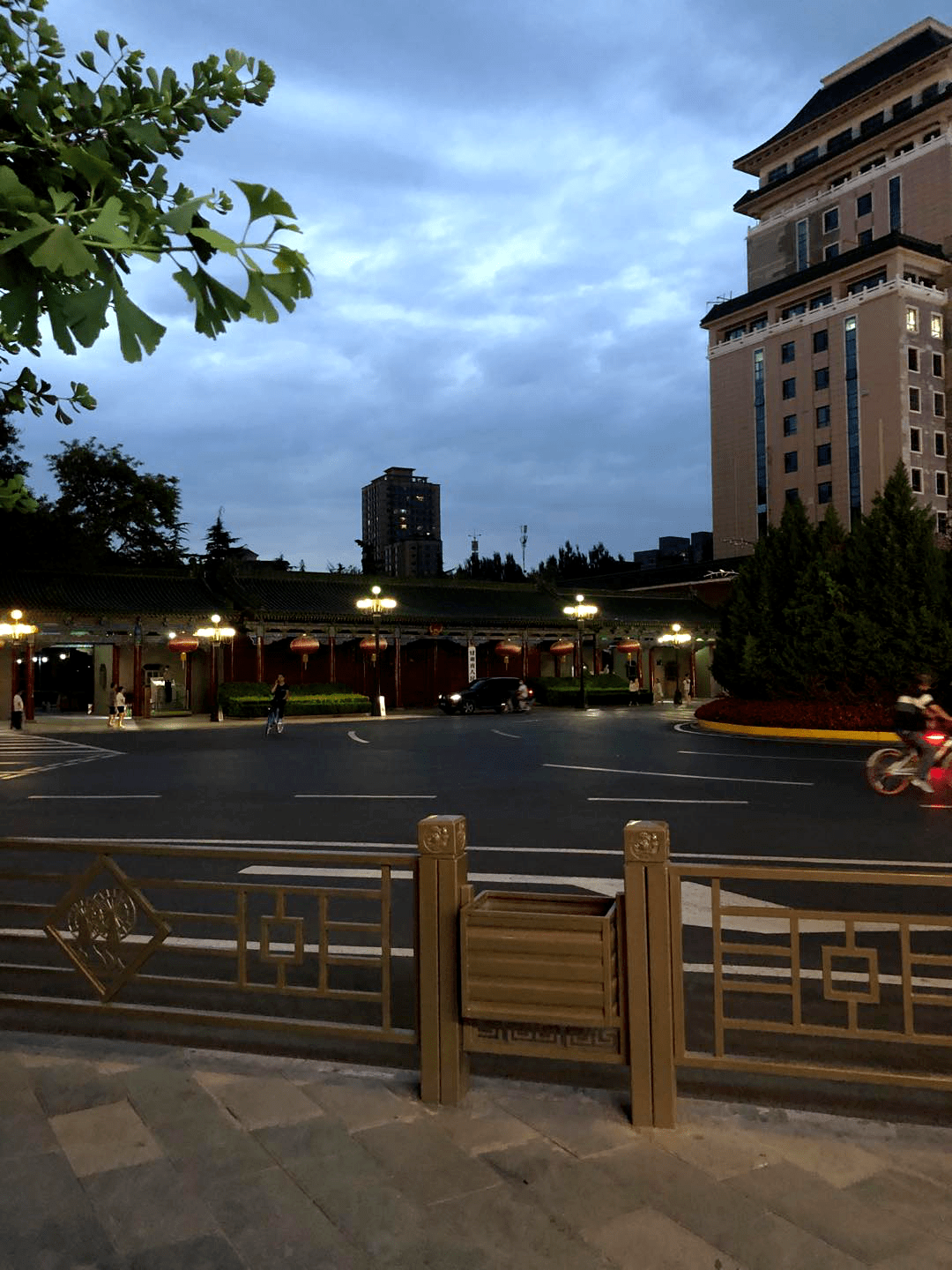 在高楼林立的兰州市区中心的中央广场北面,有一座殿阁巍峨,壮丽宏廓的