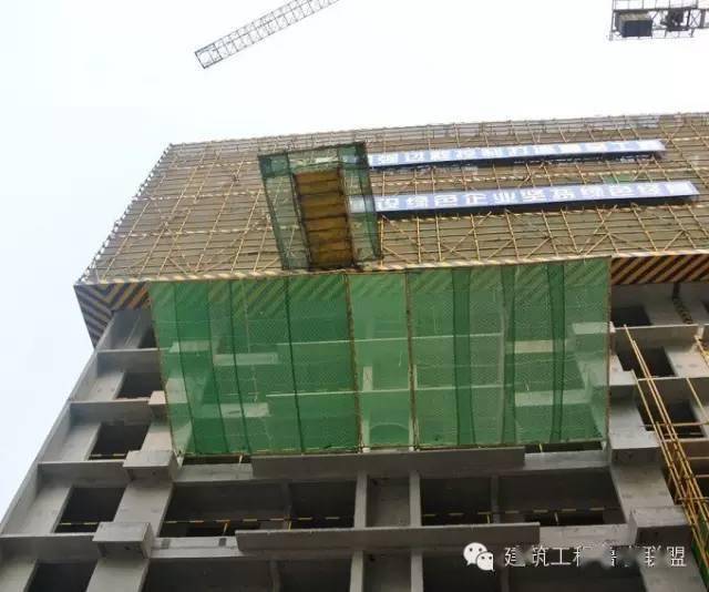 悬挑式卸料平台两侧设置和下方设置悬挑平网防护.