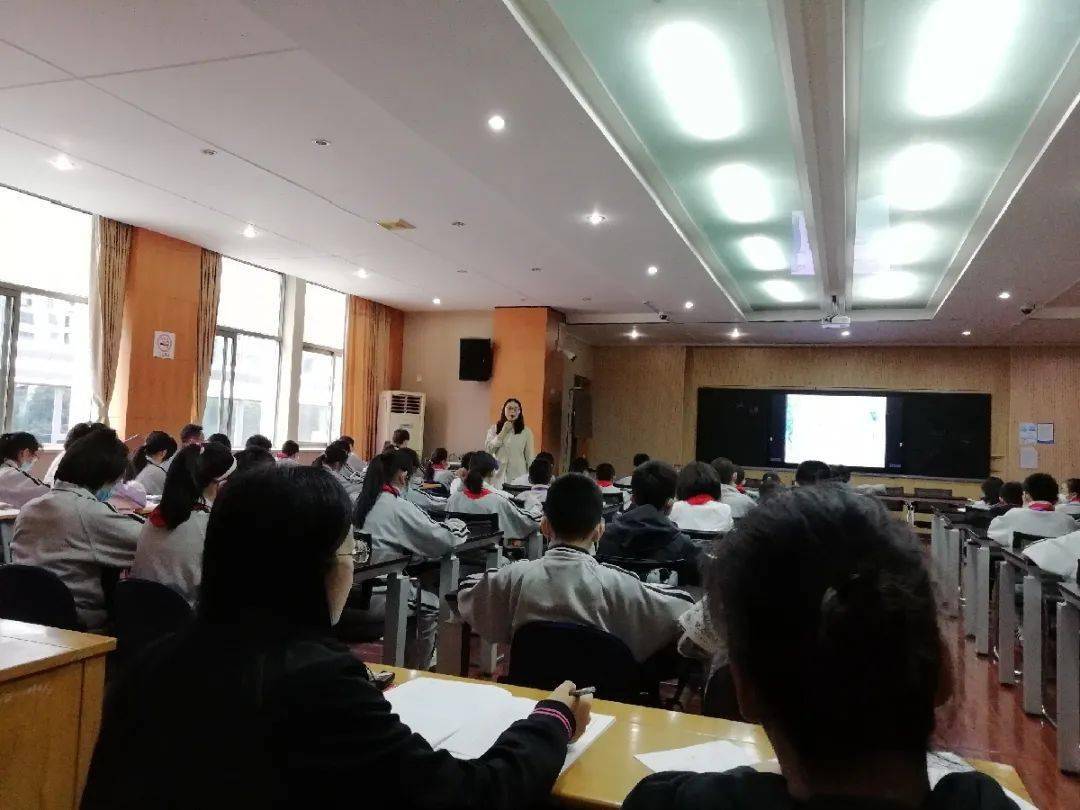 强校工程听课评课促成长泾南中学建平西校联合教研活动