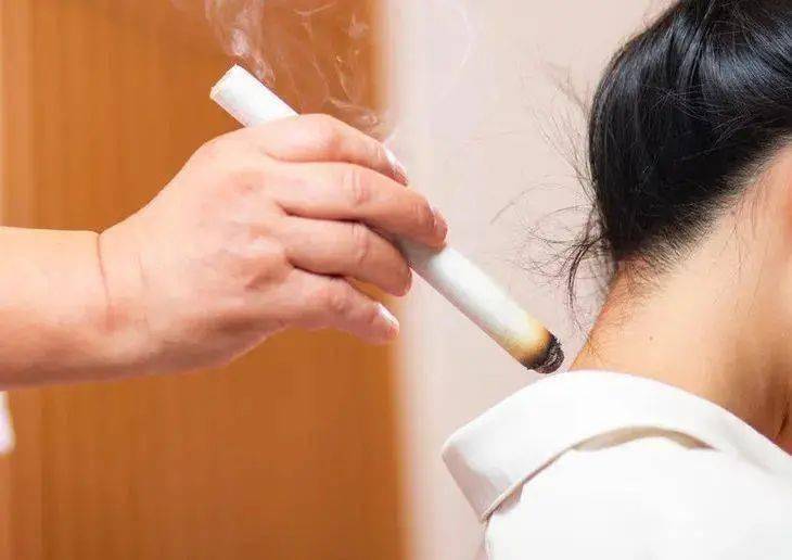 肚脐下冷是宫寒肩上冷是什么寒气问题还得艾灸调理