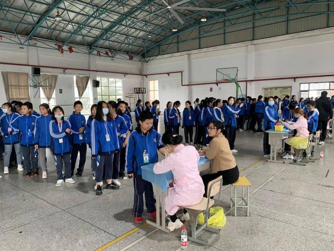 在长鸿实验学校,医务人员对初一,高一新生进行肺结核可疑症状筛查和