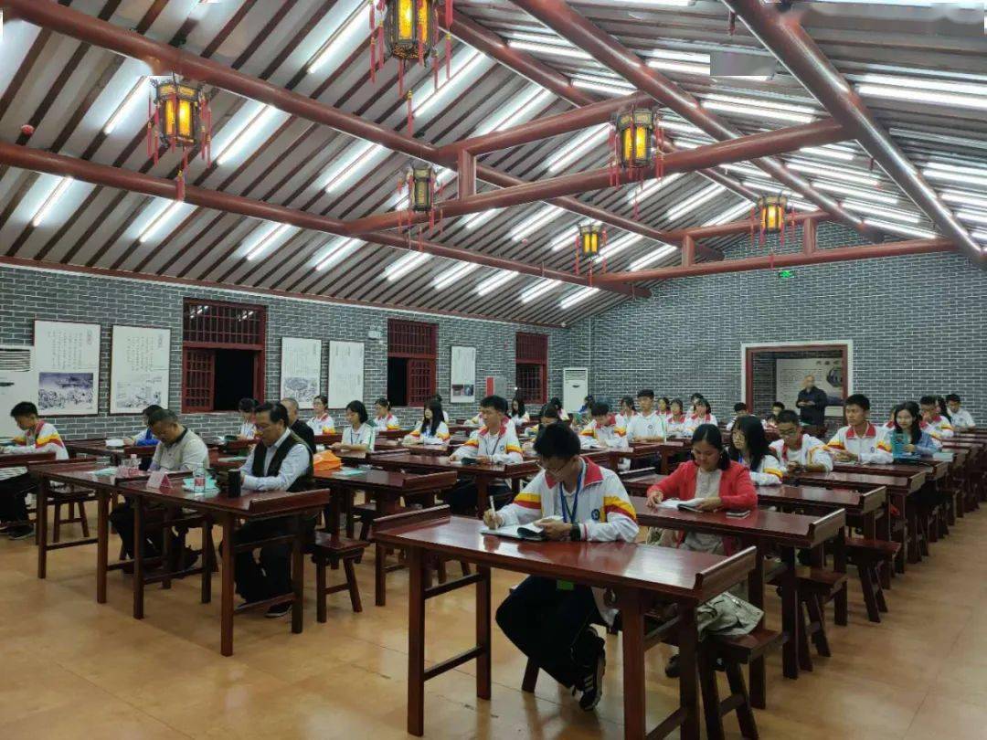 诗社会员们认真记录,主动分享自己创作的诗歌,并在活动上进行了朗诵