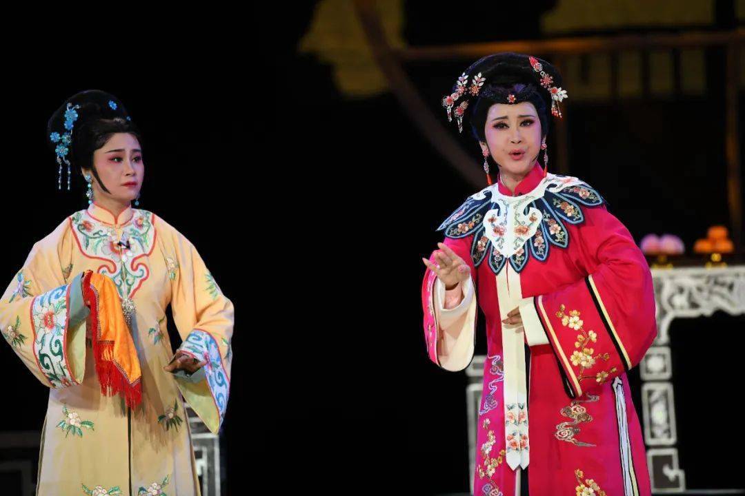 剧本各项创作完成后,普宁市潮剧团特聘国家一级导演郭志贤老师导演该