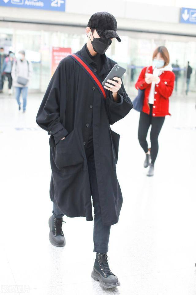 刘家祎棒球帽搭黑色长款风衣十分帅气全黑造型时髦简约
