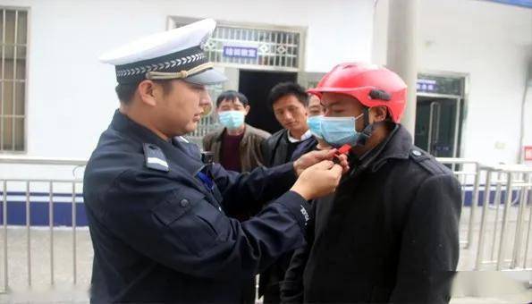 内乡交警组织辖区违法记分驾驶员开展"两个教育"学习活动_交通