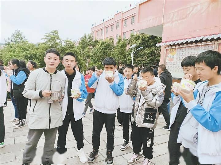 走进富源县墨红镇中学体验农村学校生活,并和墨红镇中学30余名师生