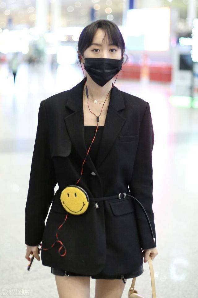 袁冰妍穿黑色小西装搭配中筒靴现身,刘海随风飘动很可爱