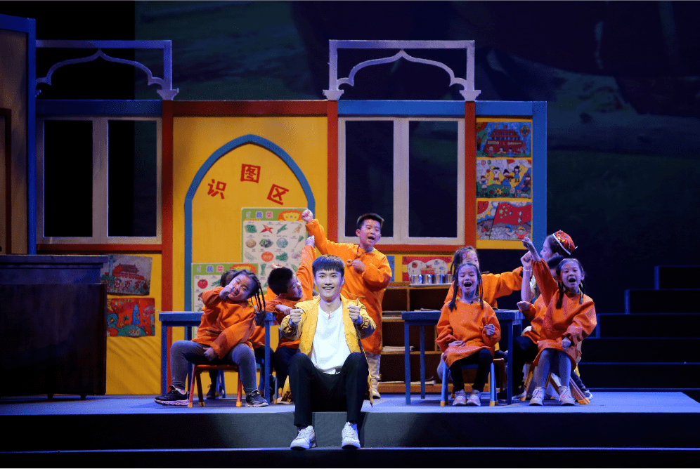 教育扶贫原创话剧《金色胡杨林》首演成功!