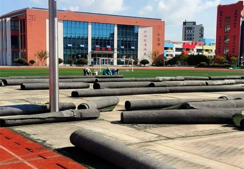 对全市首批免费开放的山海天实验小学,青岛路中学运动场地设施,实施了