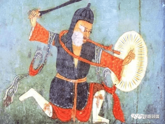 拉萨大昭寺(建于647年)的壁画中能够清晰的看出壁画中吐蕃武士身着
