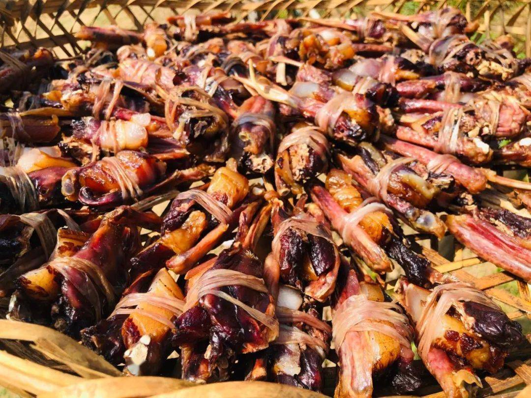 区非遗"疍家腊鸭扎制作技艺"传承人李桂英展示腊鸭扎