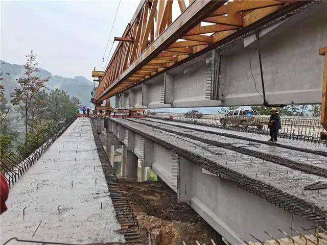 10月20日8时随着最后一片重达140余吨t梁缓缓落到预定位置标志着由