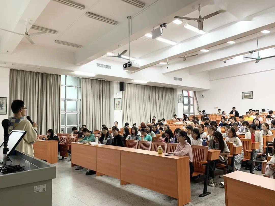 讲座的开始,袁博聪老师用他与某学生关于对未来学业和职业规划焦虑的