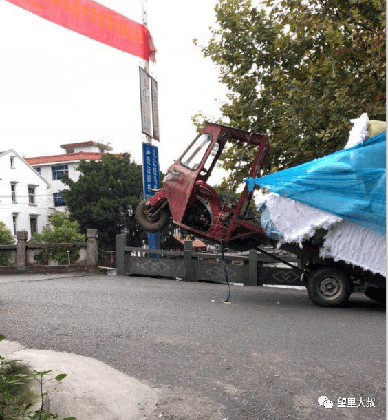 望裡街頭,這輛三輪車要飛天?