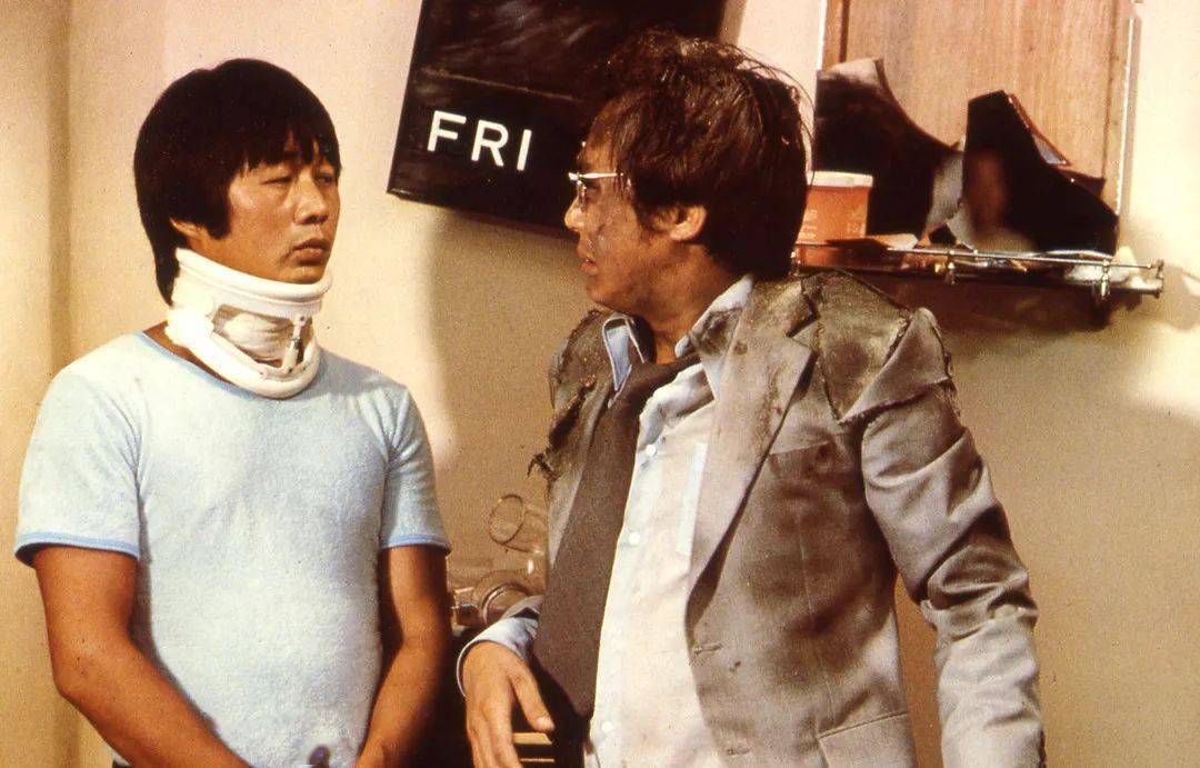 半斤八两许冠文在《半斤八两》中也常弹此调,如许冠英要求放假看病,他