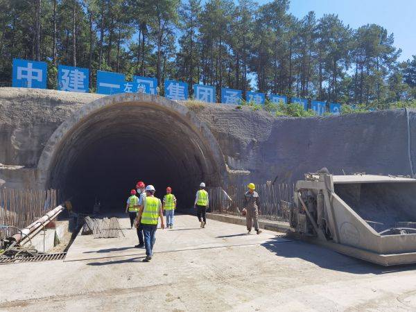 罗汉山隧道累计掘进1005米