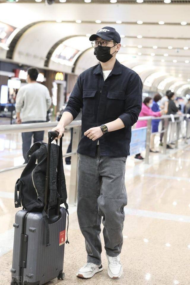 朱亚文穿黑色的工装衬衫搭配灰色休闲裤现身成熟帅气
