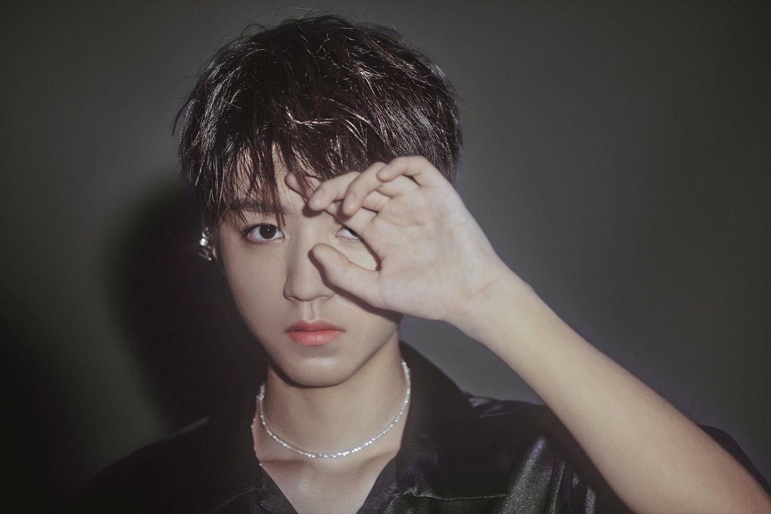 王俊凯性感锁骨图照合集,让人欲罢不能的迷人凯boss