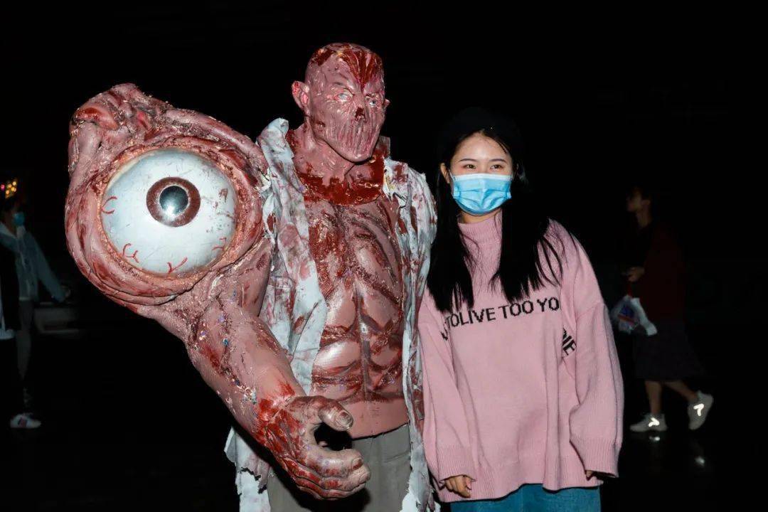 小窗经常看到我们的请看~电锯鬼团园区里面最恐怖的鬼是经过小