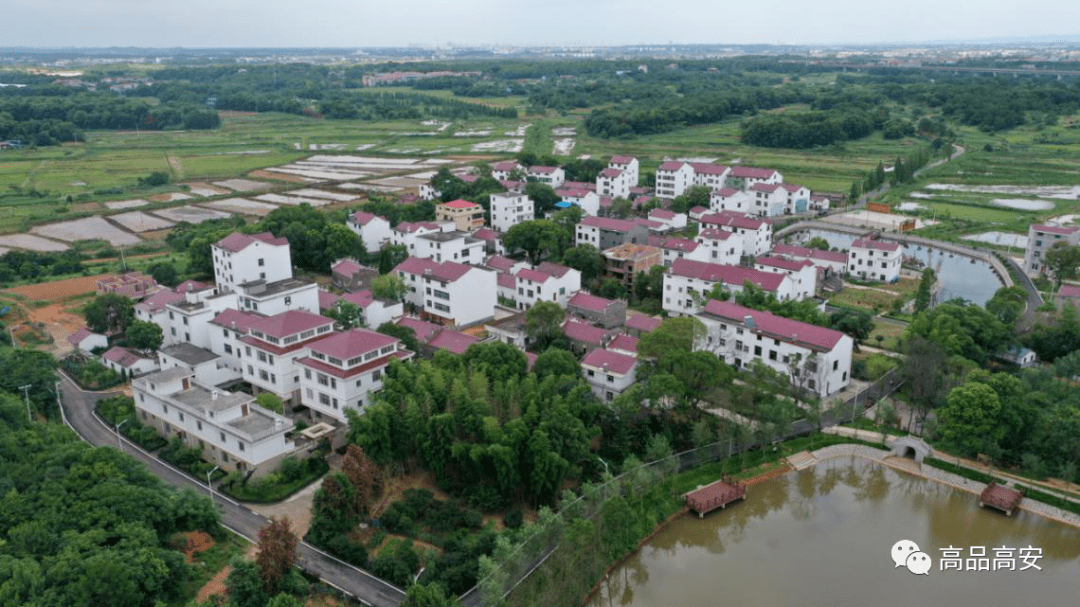 背倚青山,东南傍水,走进龙潭镇罗塘村,只见一条条宽敞整洁的道路,一排