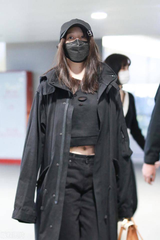 关晓彤一袭黑色现身机场包裹严实很难认出小露肚脐有些性感
