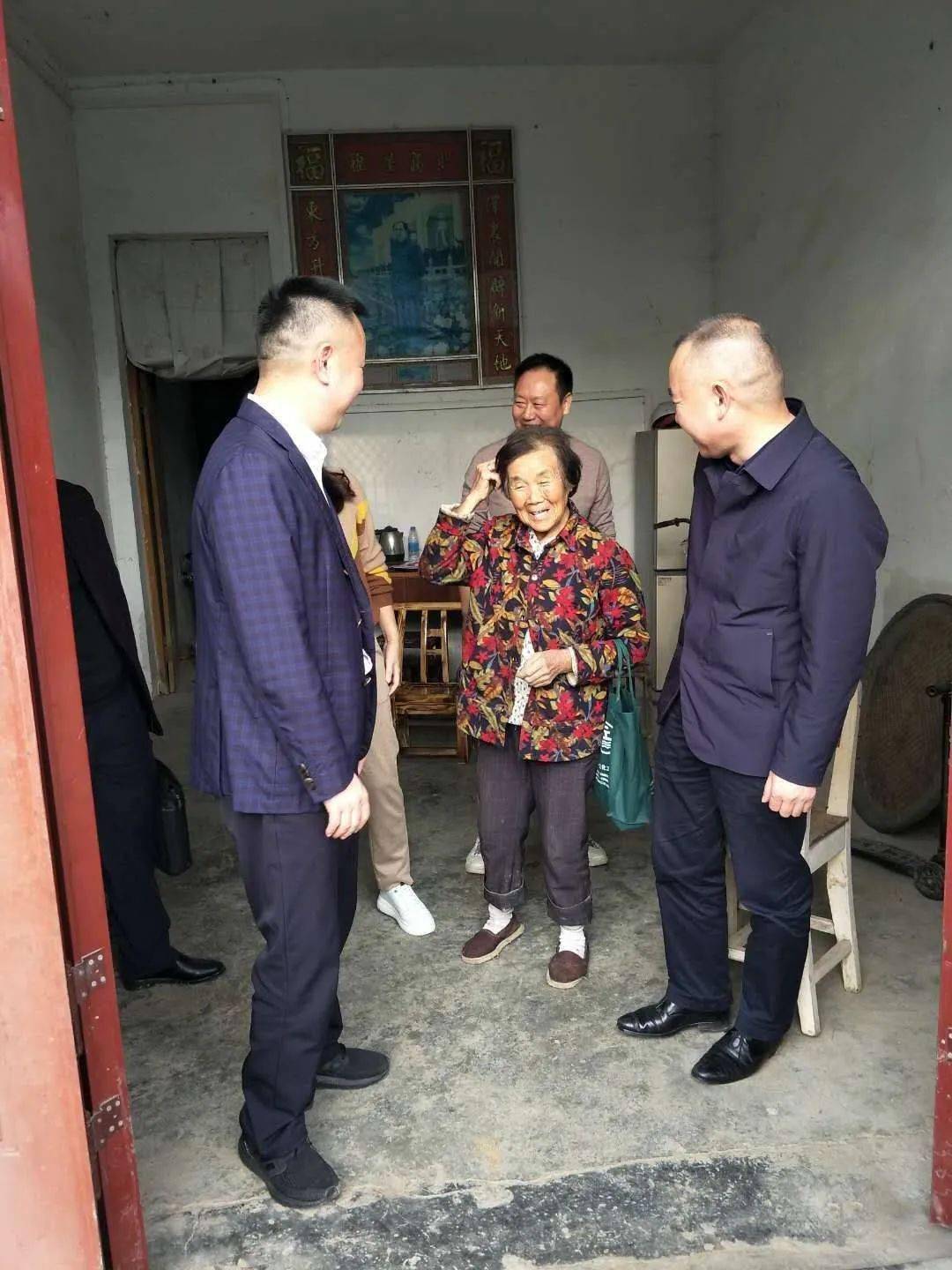 荆州市副市长黄镇心系周老嘴专程来调研了这几项工作