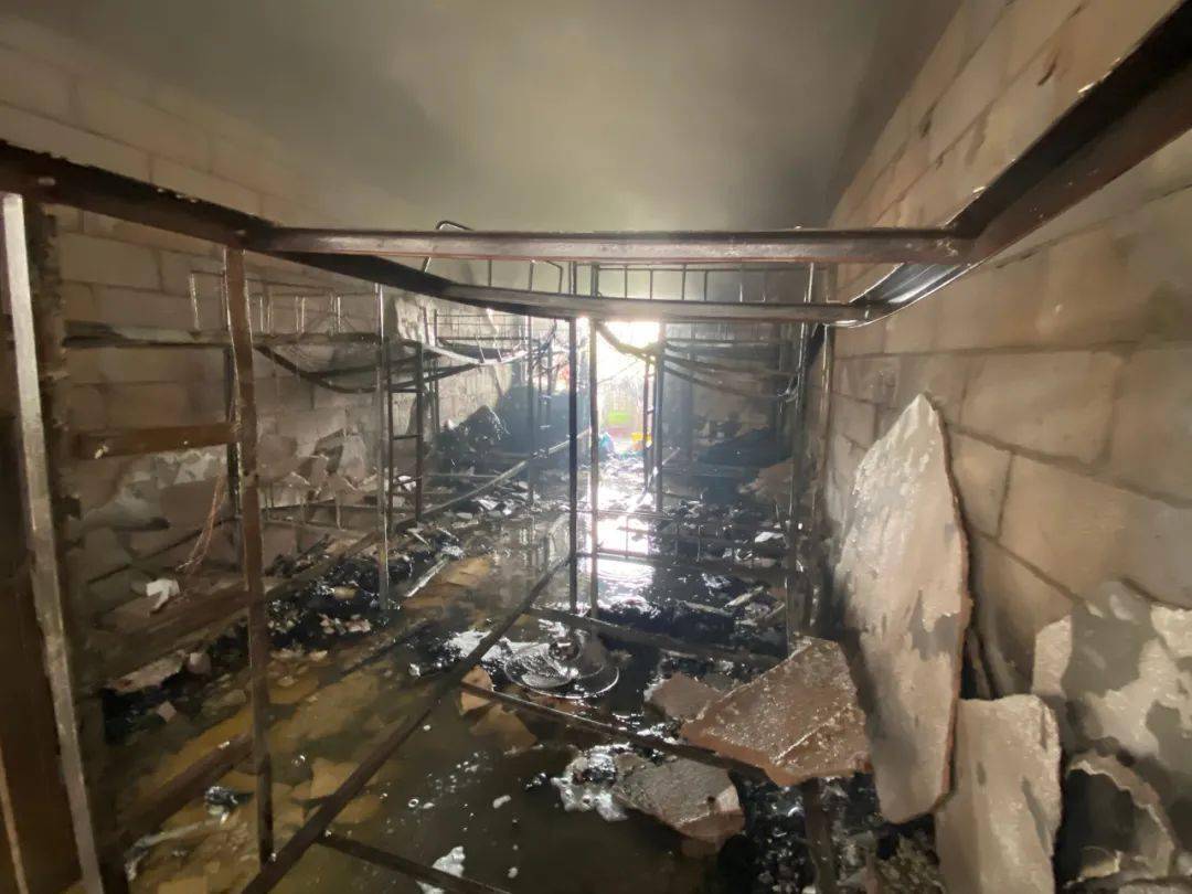 茂名某中学宿舍起火烧得只剩条铁