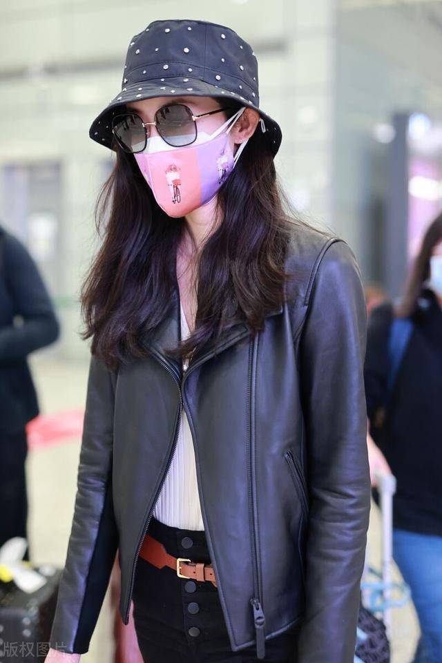 韩雪穿皮衣外套搭黑色牛仔裤马丁靴现身机场一双长腿完美展现