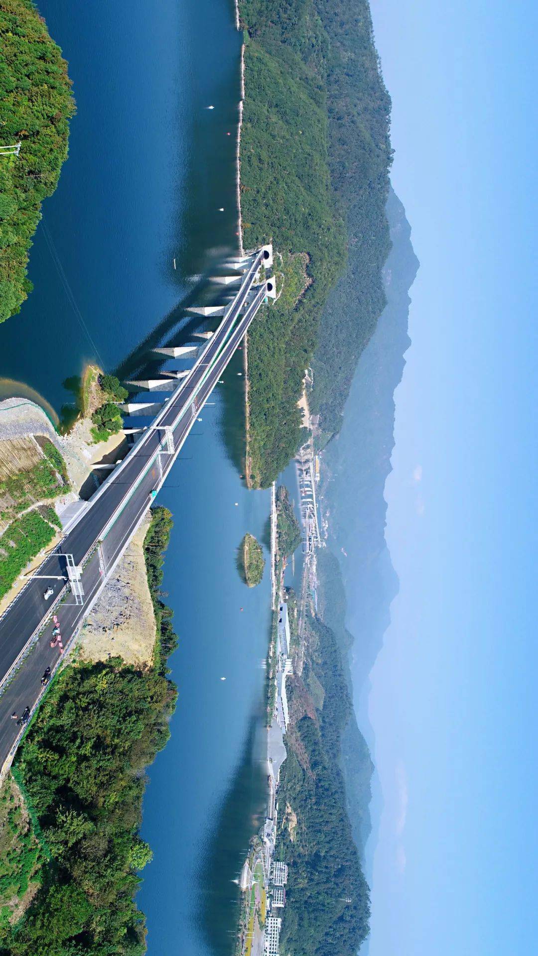 千岛湖镇,终点接已建成的杭新景高速公路千岛湖支线,是浙皖两省,杭黄