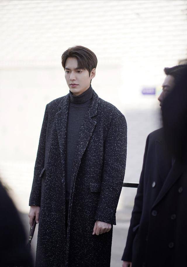 跟着韩剧学穿搭||《永远的君主》李敏镐风衣造型简直不要更帅!