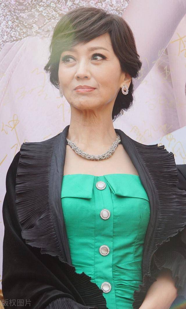 65岁赵雅芝真会穿绿色长裙配黑色披肩雍容华贵真是不老女神