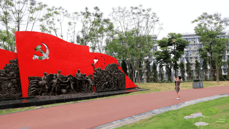 该公园以"红色文化,双拥文化"为主题,以"军民同心奔小康,举国合力铸