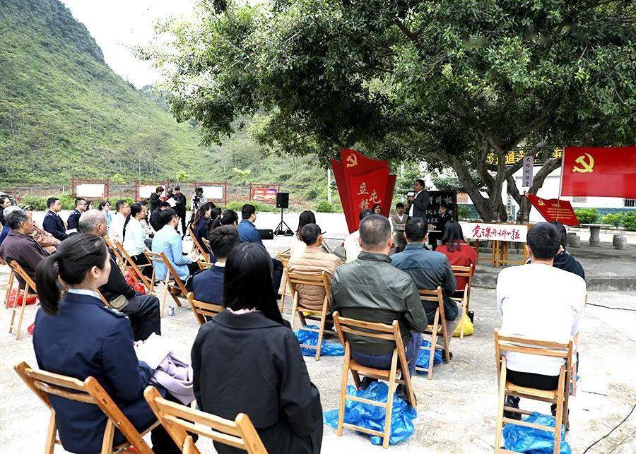 头条昨天天等县在立屯开展了一场党课直播全崇左的党员都在收看