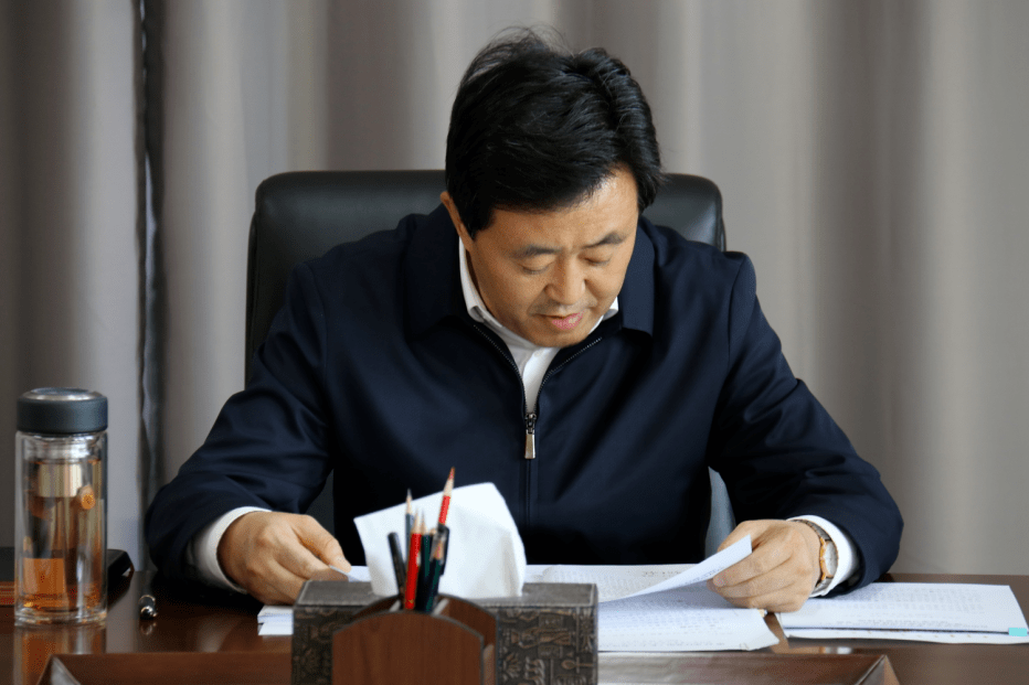 会上,贺伟华同志传达学习了石泰峰书记在自治区党委理论学习中心组第