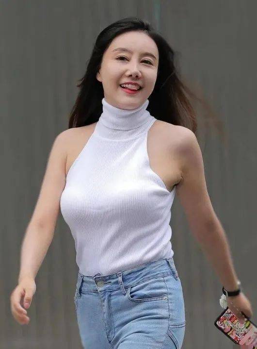 白色无袖t恤搭配浅色牛仔裤,气质有魅力,纤细优美_阿姨