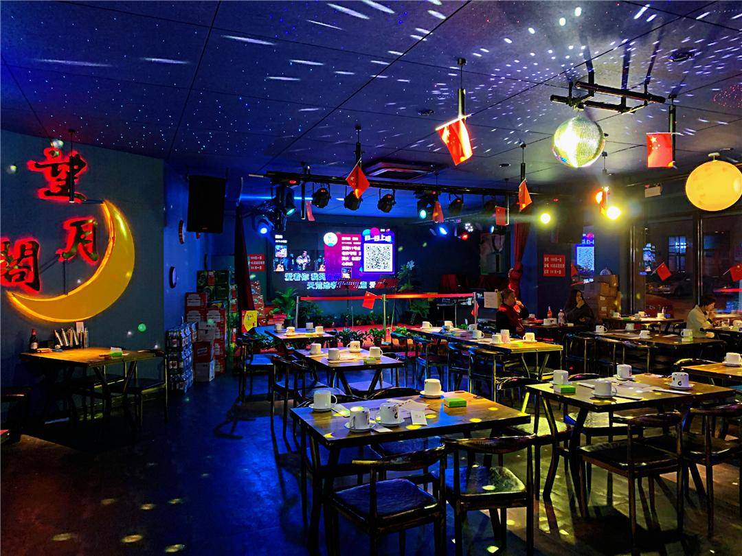 星空顶歌手驻唱烧烤烤鱼长春这家音乐烤吧迎宾员是羊驼